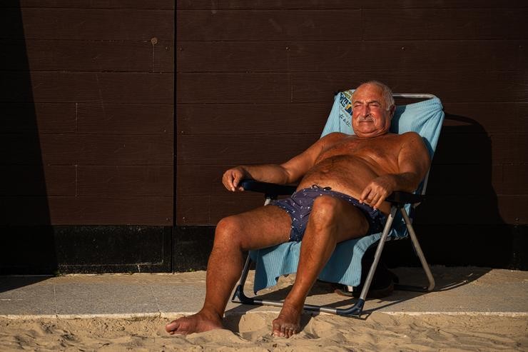 Arquivo - Un home toma o sol na praia de Silgar, a 25 de xaneiro de 2024. Elena Fernández - Europa Press - Arquivo