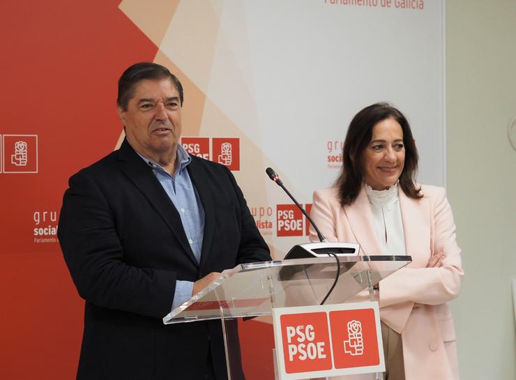 O portavoz de Universidade do Grupo Socialista, Xullo Abalde, e a deputada socialista no Congreso Obdulia Taboadela en rolda de prensa. PSDEG / Europa Press