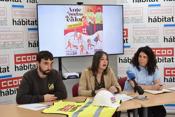 Alejandra Gesto, secretaria xeral de CCOO-Hábitat de Galicia; Aída Suárez, responsable estatal de Saúde Laboral de CCOO-Hábitat; e Rodrigo Ponte, responsable do sector da Construción de CCOO na Coruña.. CC.OO. / Europa Press