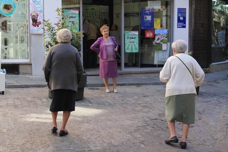Trío de señoras, pertencentes á terceira idade, mantendo unha conversación na praza de Zocodover 