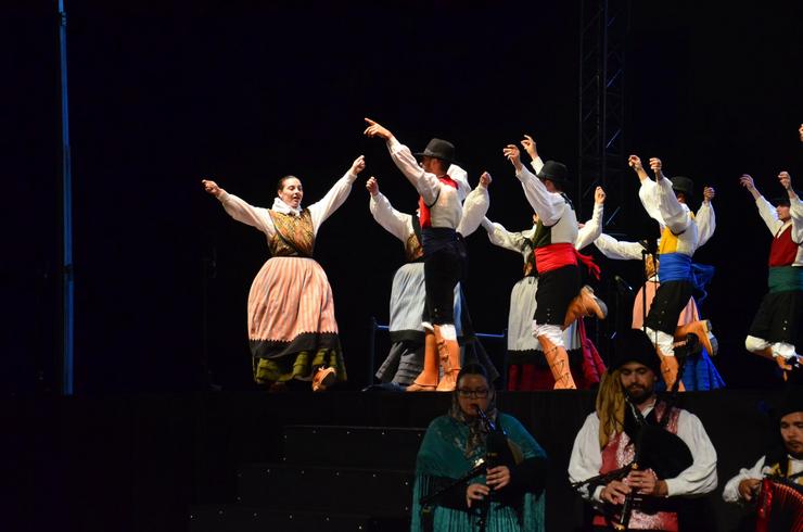 Bailadores e bailadoras do grupo de música tradicional galega Rebulir 
