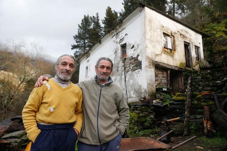 Barcela, Negueira de Muñiz, en Lugo. Raúl e Adolfo son dous irmáns xemelgos que habitan a única casa de Barcela que quedou fóra das augas do Navia / CARLOS CASTRO/EUROPA PRESS