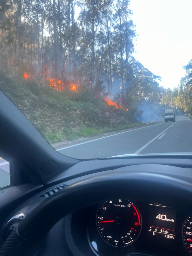 Incendio forestal activo en Rois chegando á estrada AC-301 / Cedida