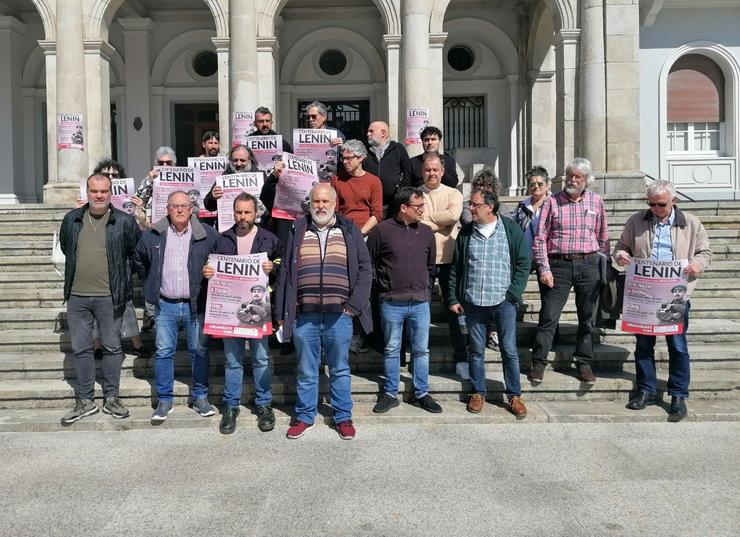 Organizadores do evento en homenaxe a Lenin en Ferrol xunto a representantes de colectivos que se solidarizan ante a suspensión do evento no Ateneo da cidade / Europa Press