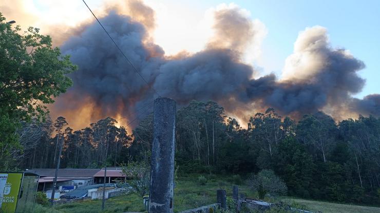 Explotación gandeira da familia de Alberto Carnota na zona da Pereira, no concello de Rois, co incendio forestal que se declarou na tarde do luns 22 de abril de 2024 na parroquia de Herbogo detrás / Cedida