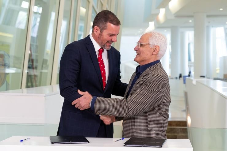 O conselleiro de Cultura, Lingua e Xuventude, José López Campos, e o presidente da Real Academia Galega, Víctor Fernández Freixanes. XOÁN CRESPO / XUNTA