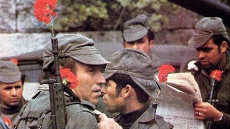 Militares portugueses o 25 de avril de 1974, na revoluçao dos cravos