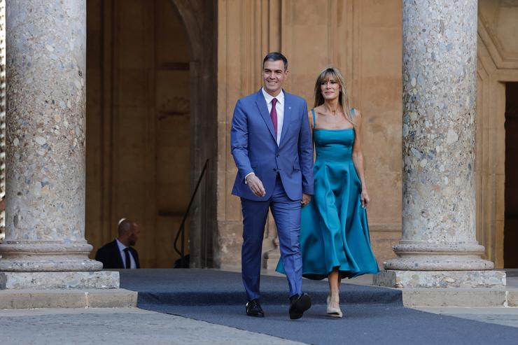 Arquivo - O presidente do Goberno en funcións, Pedro Sánchez, xunto á súa muller, Begoña Gómez, á súa chegada ao Palacio de Carlos V para a visita que xunto aos Reyes e os líderes convidados ao III Cume da Comunidade Política Europea (CPE) reali. Álex Cámara - Europa Press - Arquivo / Europa Press