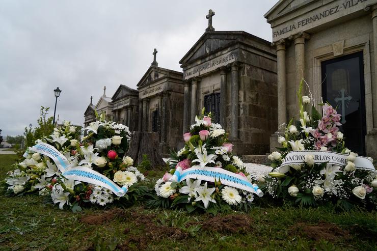 Ofrenda floral no cemiterio de Boisaca a Domingo García-Sabell. DEPUTACIÓN DA CORUÑA 