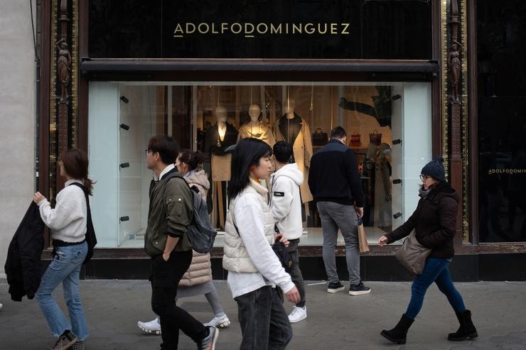 Arquivo - Escaparate da tenda Adolfo Domínguez no Paseo de Graza en Barcelona.. David Zorrakino - Europa Press - Arquivo / Europa Press