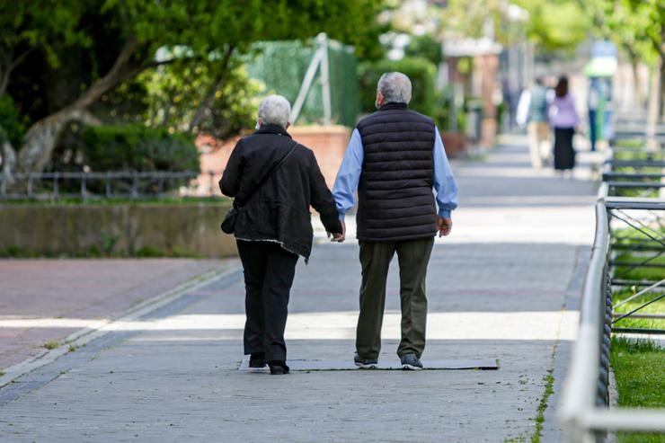 Dúas persoas maiores e pensionistas nun parque / Ricardo Rubio - Europa Press