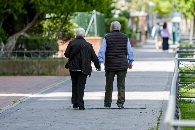 Dúas persoas maiores e pensionistas nun parque / Ricardo Rubio - Arquivo