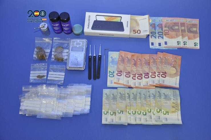 Detidos dous mozos por menudear con droga ás portas dun insituto de Pontevedra / POLICÍA NACIONAL