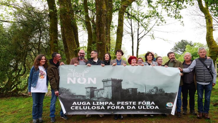 Pontón porta unha pancarta en contra do plan de Altri para Palas / BLOQUE NACIONALISTA GALEGO