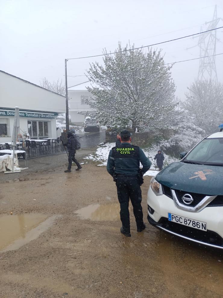 Garda Civil axuda a peregrinos en Pedrafita do Cebreiro (lugo). GARDA CIVIL / Europa Press