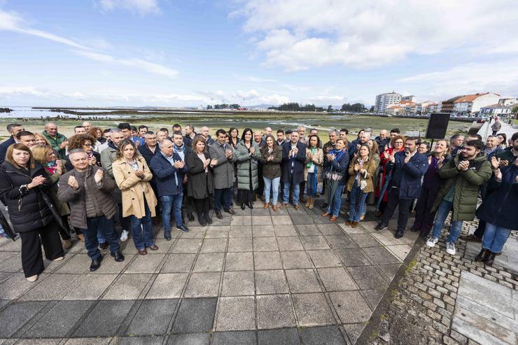 Cargos do PP de Galicia, coa súa secretaria xeral á cabeza, Paula Prado, dan lectura a un manifesto sobre a Lei do litoral en Cambados (Pontevedra). PP / Europa Press