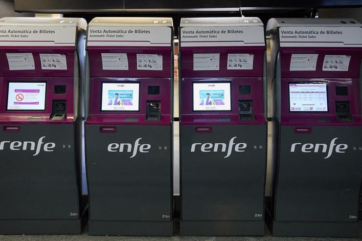 Máquinas para a compra de billetes de Renfe / Jesús Hellín