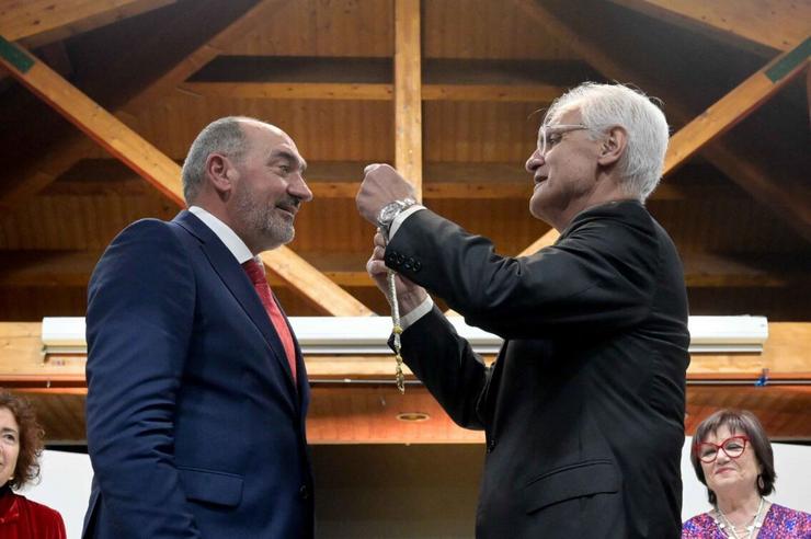 Anxo Angueira recibe a medalla de Académico da RAG da  man do presidente da institución, Víctor F. Freixanes. RAG / Europa Press