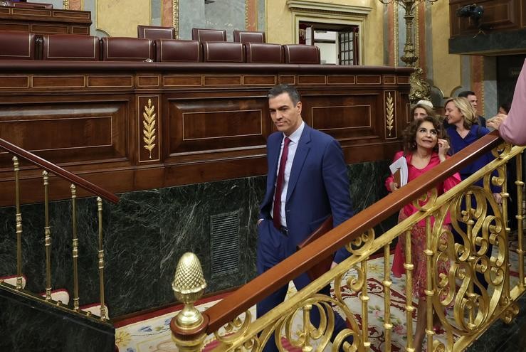 O presidente do Goberno, Pedro Sánchez, e a vicepresidenta primeira e ministra de Facenda, María Jesús Montero, á súa chegada a unha sesión de control ao Goberno / Jesús Hellín - Arquivo