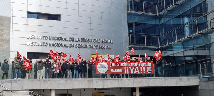 Profesionais da seguridade privada, convocados por UXT, concentrados ante a Dirección Provincial da Seguridade Social na Coruña. UXT / Europa Press