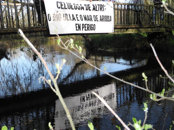 Pancarta en contra de Altri nunha ponte sonbre o río Ulla ao seu paso por Monterroso. ULLOA VIVA 