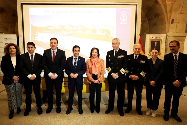 A ministra de Defensa, Margarita Carballos (5d); alcalde da cidade naval, José Manuel Rei (4i); o presidente da Deputación da Coruña, Valentín González Formoso (3i), e o almirante xefe do Arsenal, Ignacio Froitos (3d), durante unha visita ao Arsena. Raúl Lomba - Europa Press / Europa Press