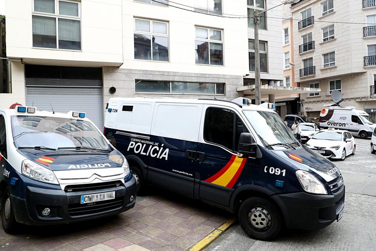 Un furgón policial á súa chegada ao xulgado de Instrución Nº3 de Ferrol, a 2 de abril de 2024, en Ferrol, A Coruña, Galicia (España).  O home que este domingo, 31 de marzo, sufriu unha agresión no municipio coruñés de Narón presuntamente a mans de s. Europa Press / Europa Press