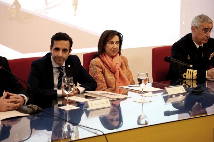 A ministra de Defensa, Margarita Carballos (2d), e o alcalde da cidade naval, José Manuel Rei (1i),  durante unha visita ao Arsenal Militar de Ferrol, a 2 de abril de 2024, en Ferrol, A Coruña, Galicia (España). Durante a visita, presentou o proye. Raúl Lomba - Europa Press 