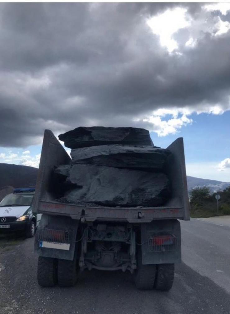 Interceptado un camión cargado de lousa que excedía en 15.000 quilos a carga permitida en Carballeda de Valdeorras 