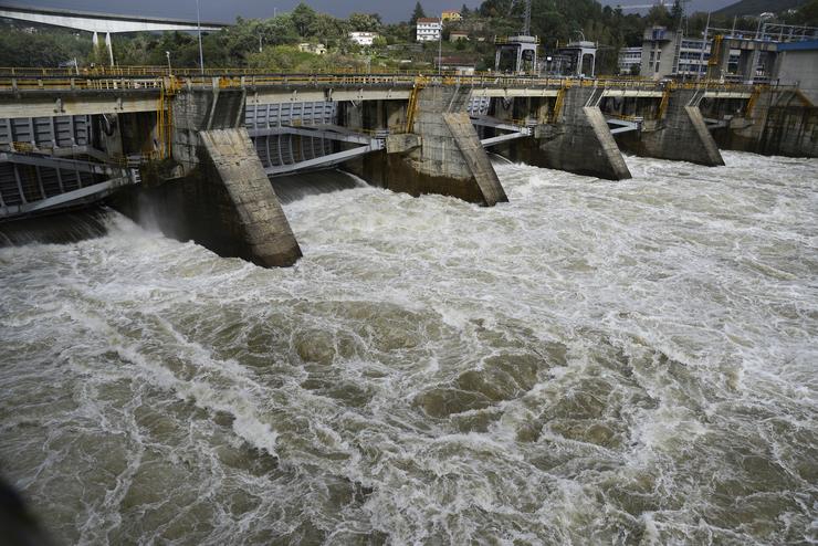 O encoro de Velle liberando auga do río Miño, a 4 de novembro de 2023, en Ourense / Rosa Veiga - Arquivo