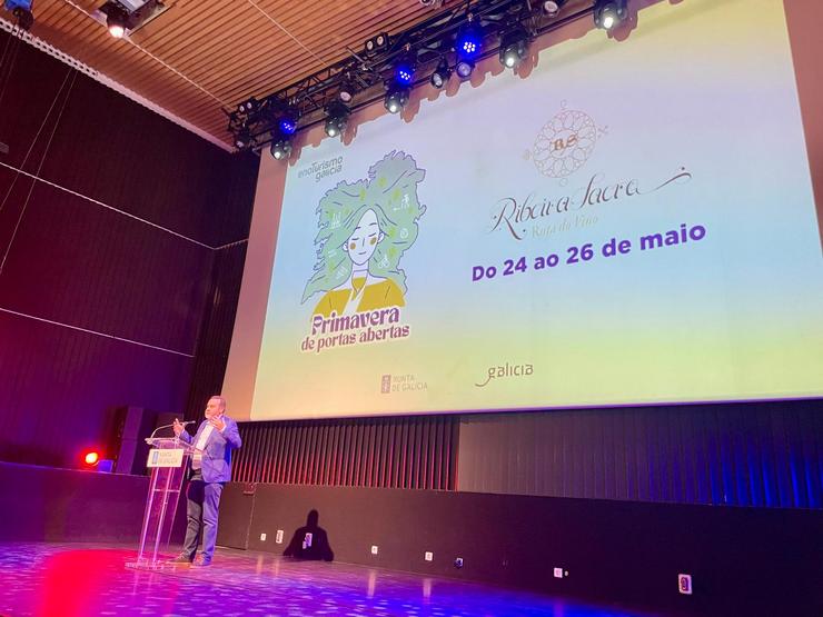 Presentación da 'Primavera de Portas Abertas' da Ruta do Viño da Ribeira Sacra en Santiago. Falando o Presidente da DO Ribeira Sacra, Antonio Lombardía.