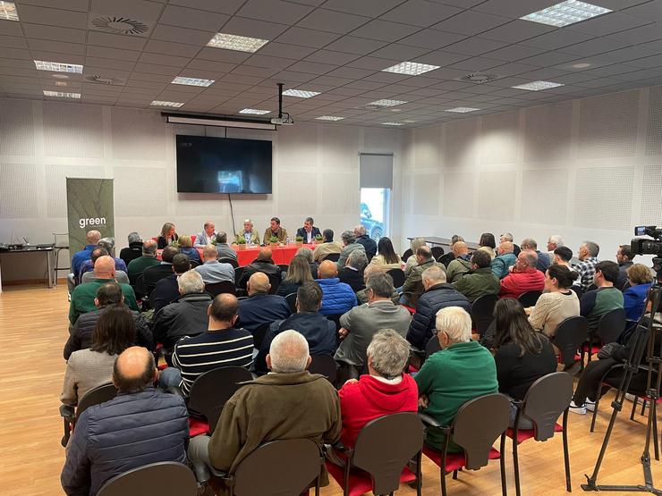 O director territorial de Ence Galicia, Antonio Casal, o alcalde das Pontes (A Coruña), Valentín González Formoso, e o seu edil de Industria, Ana Pena, reúnese con empresas e veciños. 