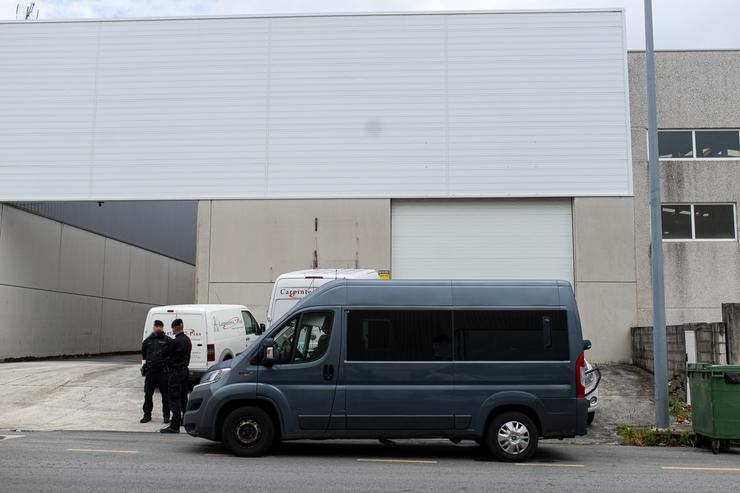 Un coche da Garda Civil durante un rexistro operativo contra unha operación antidroga, no Polígono de Sete Pías, a 30 de abril de 2023, en Barrantes, Ribadumia, Pontevedra, Galicia (España). Unha operación antidroga aberta na provincia de Pontev. Elena Fernández - Europa Press / Europa Press