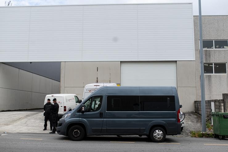 Un coche da Garda Civil durante un rexistro operativo contra unha operación antidroga, no Polígono de Sete Pías, a 30 de abril de 2023, en Barrantes, Ribadumia, Pontevedra, Galicia (España). Unha operación antidroga aberta na provincia de Pontev. Elena Fernández - Europa Press 