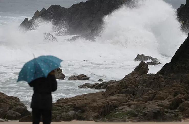 Ondas contra as pedras na costa de Valdoviño / Arquivo