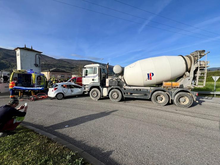Accidente en Ourense, ao embestir un camión formigoneira un turismo cunha condutora 