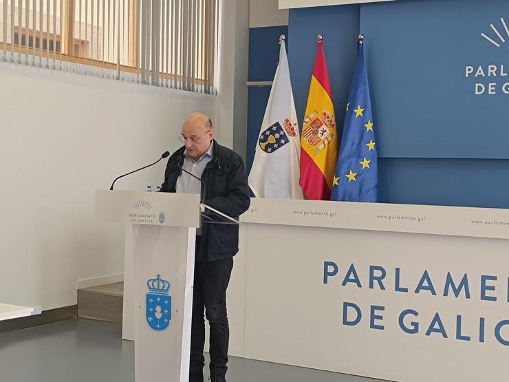 O deputado de Democracia Ourensá, Armando Ojea, na rolda de prensa tras a reunión da xunta de portavoces / Europa Press