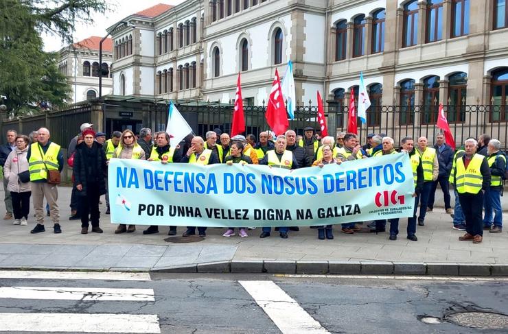 Concentración dos pensionistas diante da Xunta. CIG / Europa Press