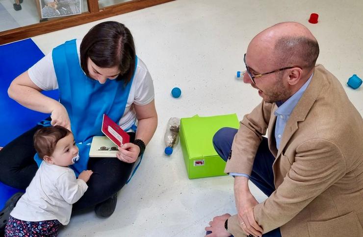  Jacobo Rey, durante a súa visita á escola infantil da Cidade da Xustiza.. XUNTA / Europa Press