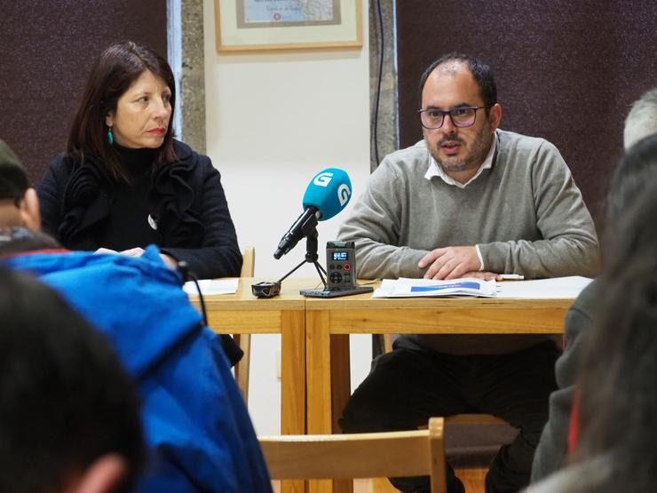 O presidente da Mesa pola Normalización Lingüística, Marcos Maceira, e a deputada de Lingua da Deputación da Coruña, Soidade Agra, presentaron este venres o Informe anual dá Liña do Galego, correspondente a 2023.. MESA POLA NORMALIZACIÓN LINGÜÍSTICA