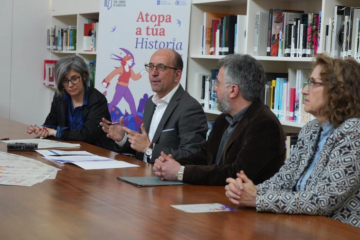 De esquerda a dereita, Patricia Porto, Anxo Lorenzo, Óscar Porral e  María Cristina Rubal na presentación de 'Atopa a túa historia', feiras de libros en Galicia.. FEDERACIÓN DE LIBRARÍAS DE GALICIA 