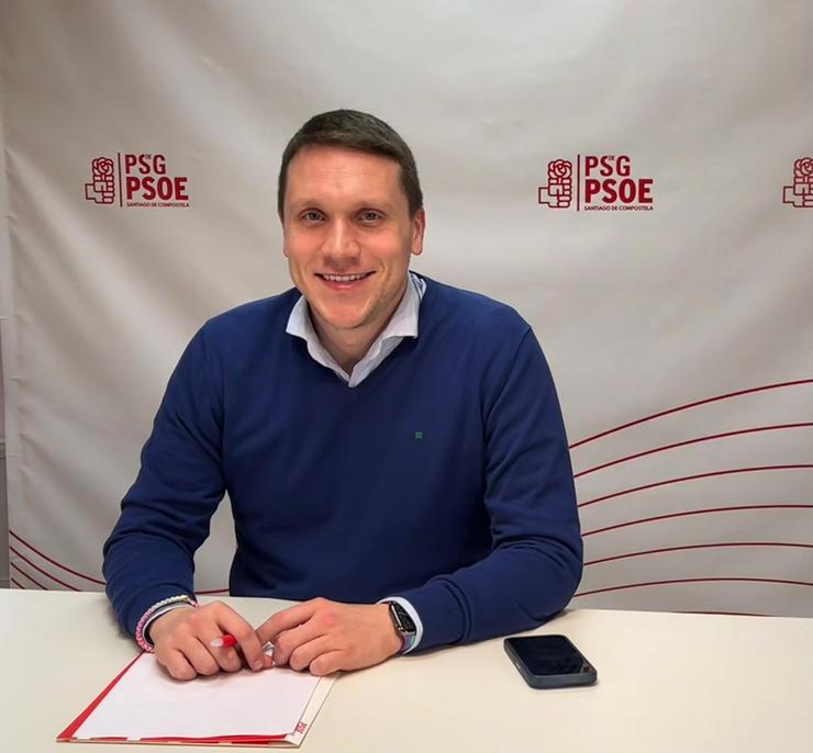 O secretario do PSOE de Santiago de Compostela, Aitor Bouza, en rolda de prensa.. PSOE SANTIAGO