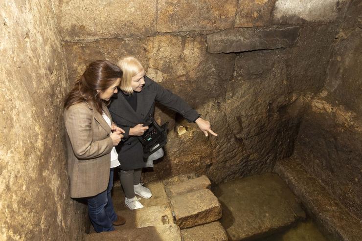 A alcaldesa da Coruña, Inés Rei, visita os traballos arqueolóxicos na casa de cálea Sinagoga 4. CONCELLO DA CORUÑA / Europa Press