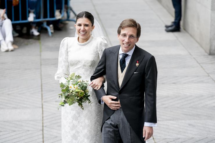 O alcalde de Madrid, José Luís Martínez-Almeida, e a sobriña segunda do Rei Felipe V, Teresa Urquijo, saen da súa voda . A. Pérez Meca - Europa Press 