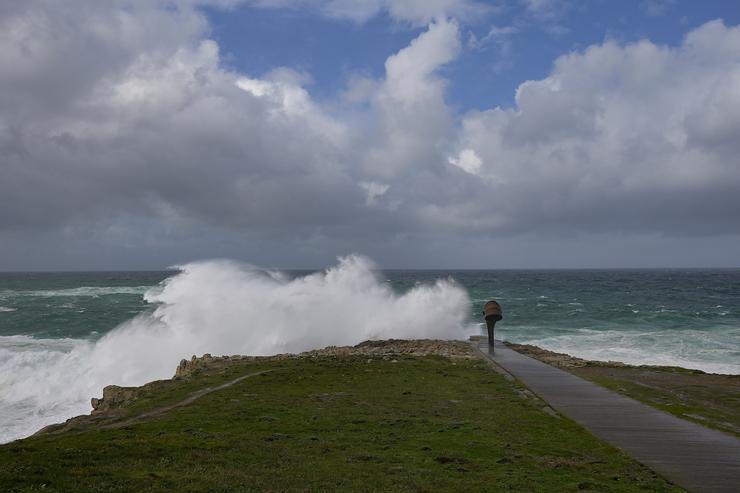 Arquivo - Ondas durante a fronte meteorolóxica. M. Dylan - Europa Press - Arquivo 