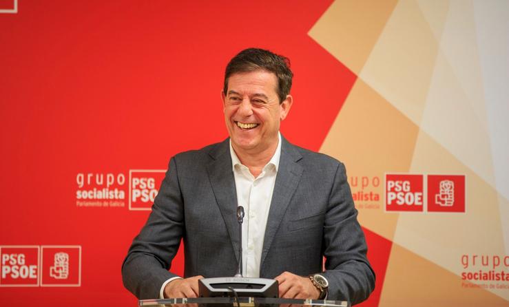 O secretario xeral e portavoz parlamentario do PSdeG, José Ramón Gómez Besteiro, en rolda de prensa. PSDEG 