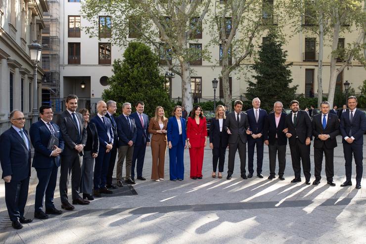 O vicepresidente primeiro en funcións da Xunta, Diego Calvo, xunto con outros dirixentes antes da súa comparecencia no Senado 