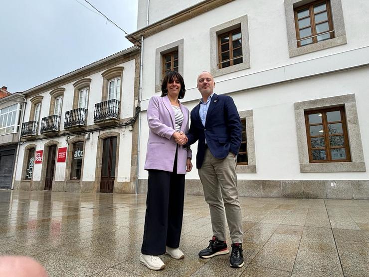 A alcaldesa de Silleda, Paula Fernández, e o secretario xeral do PSOE da provincia, David Regades 
