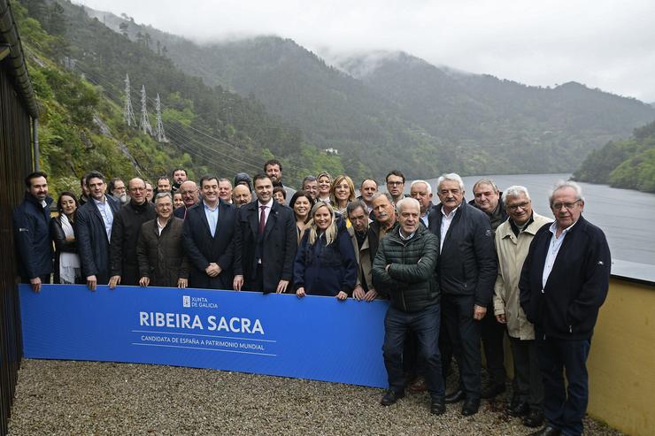 O conselleiro de Cultura, Educación, FP e Universidades en funcións, Román Rodríguez, nun encontro con alcaldes e representantes dos concellos que forman o territorio da Ribeira Sacra / XUNTA