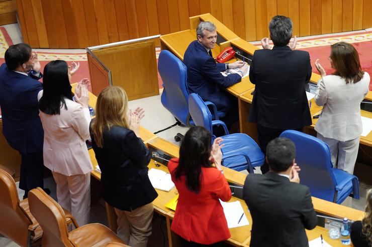 O presidente da Xunta de Galicia, Alfonso Rueda, é aplaudido durante o segundo debate de investidura 